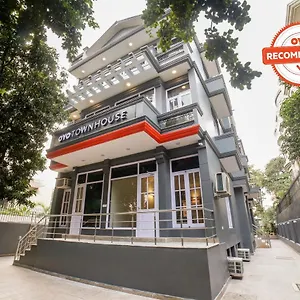 *** Hotel Oyo Townhouse 330 Mg Road Metro Station India